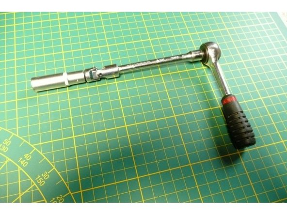 A l'aide du cliquet muni d'une rallonge d'une douille longue (50) de 10mm et éventuellement d'un cardan , dévisser une première bougie