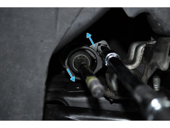 Déposer la rotule avec la clé montée sur des rallonges et un cliquet 1/2