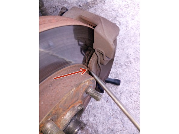 Il faut maintenant enlever l'étrier, cependant dû à l'usure du disque il y a souvent une petite surépaisseur sur le contour, l'astuce est d'effectuer une pression sur la plaquette afin de repousser légèrement le piston, et l'étrier sortira.