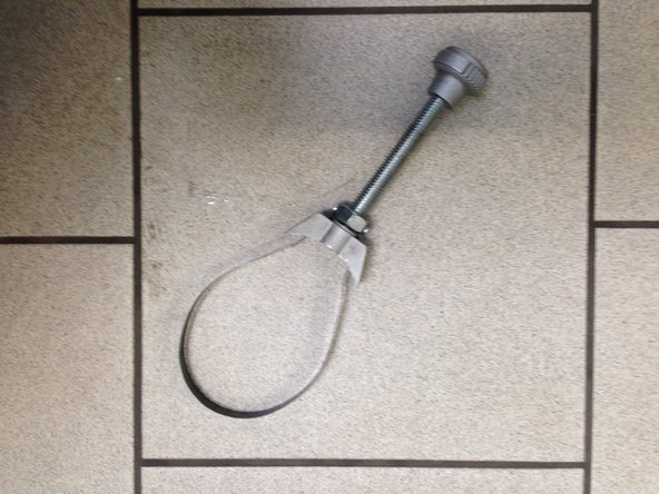 Desserrer le filtre à huile a l'aide de la clé a sangle