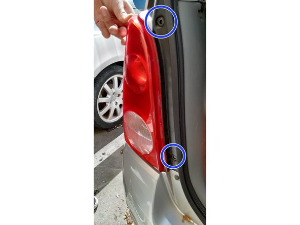 revisser les 2 vis maintenant le feux arrière.