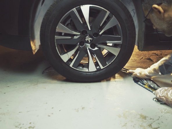 Tout en gardant cette organisation, placer la chaîne derrière la roue