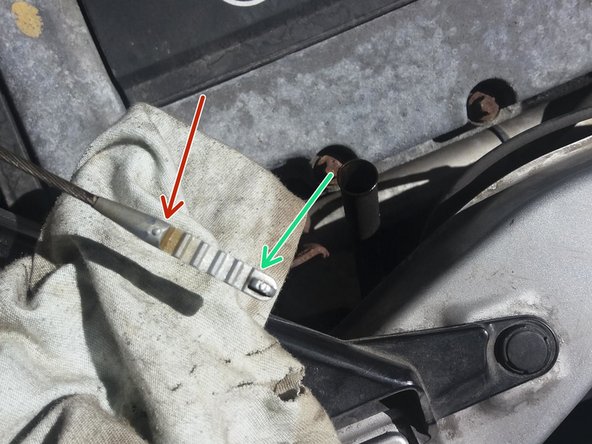 Une fois que le niveau d'huile dépasse le minimum, faire tourner le moteur pendant une minute puis laisser le reposer quelques minutes avant d'effectuer une nouvelle jauge.