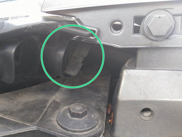 Tourner le support vers vous (même principe qu'une vis) afin de le déclipser.