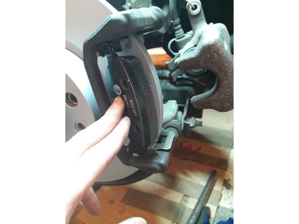 Posez les nouvelles plaquettes en les introduisant en biais et poussant très légèrement.