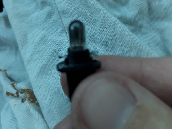 tourner d'un quart de tour (dans le sens inverse des aiguilles d'une montre) pour dévisser l'ampoule