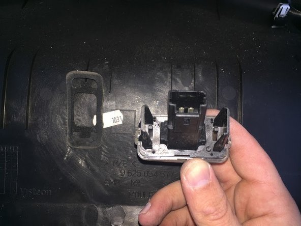 
Once the seal is removed, we finally tackle access to the bulb.
