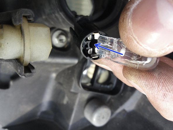 Replacer l'ampoule neuve dans le support.