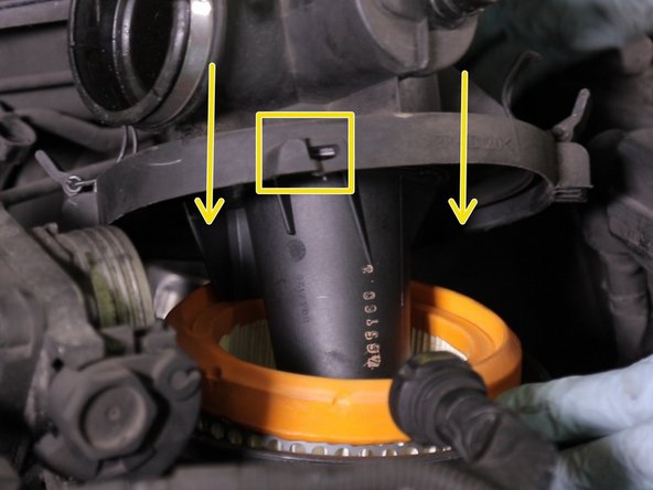 Replacer le couvercle de la boite à air en insérant les ergots