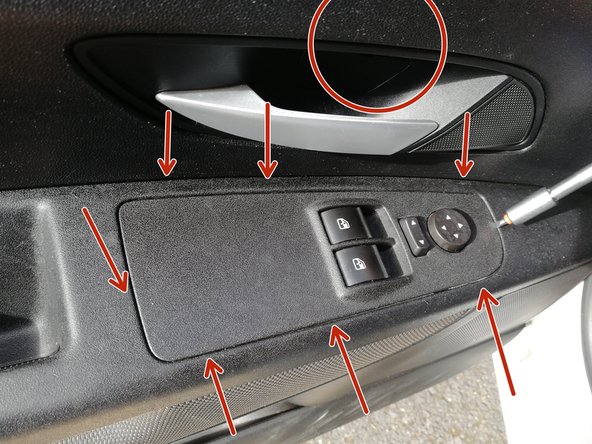 Positionner la commandes des fenêtres et appuyer jusqu'à qu'elle s’emboîte correctement dans son emplacement.