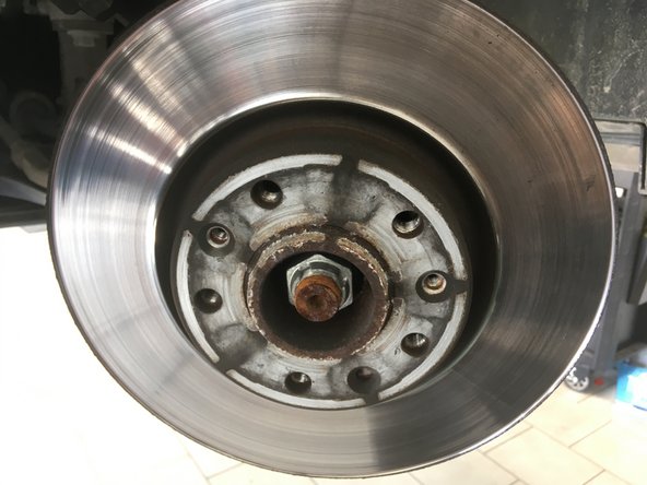 A l'aide du cliquet et de l'embout Torx T30 dévissé les deux vis de T30 qui maintient le disque en place