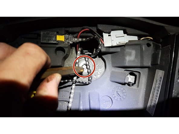 Déserrer la vis de fixation du volant.