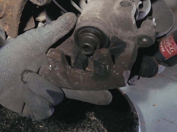 Retirer le support, le corps du repousse piston puis l'embout