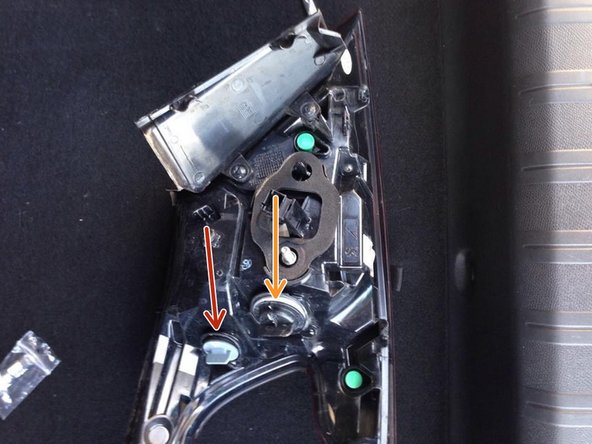 Une fois votre phare retiré intégralement, localiser les caches ampoules puis tourner dans le sens contraire d'une aiguille de montre.