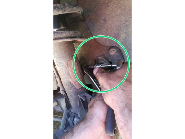 Dévisser l'écrou supérieur qui fixe la biellette