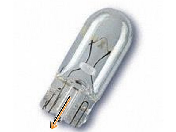 Vue d'une ampoule w5w . Cette ampoule s'enfiche par pression dans le support.