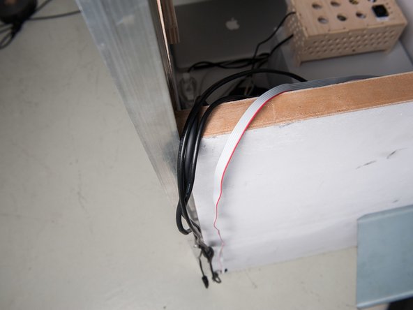 Nicht verbundene Kabel nach aussen führen.