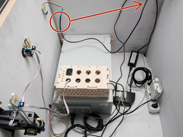 Flachbandkabel in dieser Reihenfolge einstecken: 4 - 1 - 2 - 3 (letztes Modul kann erst später eingesteckt werden)