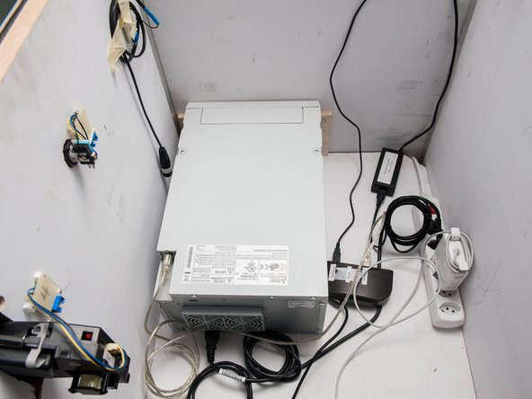 USB-Hub platzieren. USB-Kabel von Kamera oben rechts raushängen lassen. USB-Kabel von Drucker einstecken.