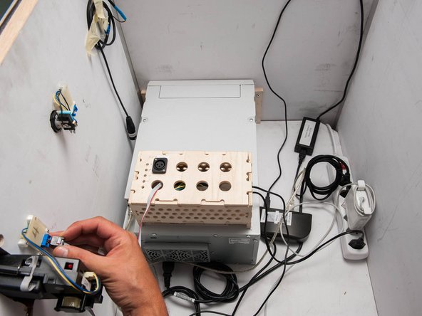 Helle Holzbox auf den Drucker stellen