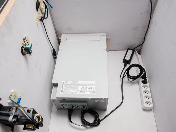 Drucker-, Kamera- und Computernetzteil in Stromleiste einstecken
