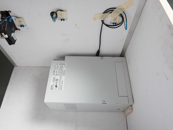 Drucker passgenau zum Auswurfschacht platzieren (siehe Distanzhölzer).