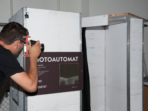 Kamera-Rückwand bündig mit Photoautomat positionieren.