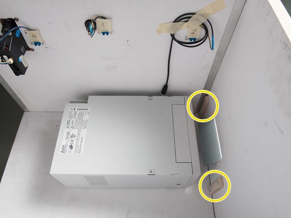Drucker passgenau zum Auswurfschacht platzieren (siehe Distanzhölzer).