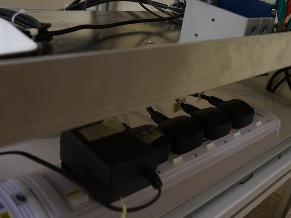 The multiple power plugs from the tribometer are linked to one another using an extension cord. Simply turn on the power supply to the extension cord to turn on all the power plugs.