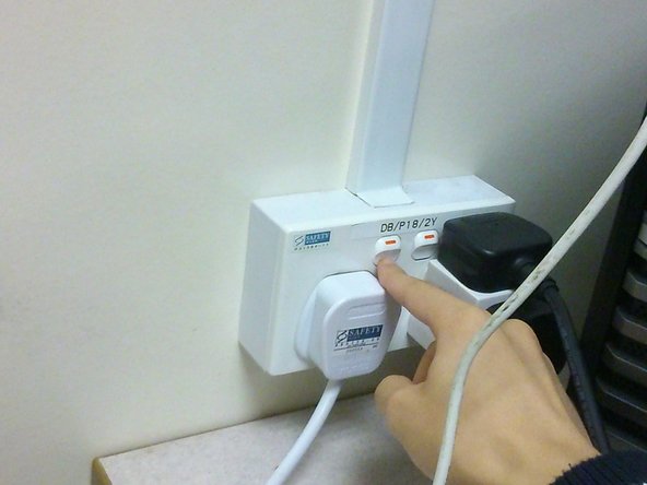 The multiple power plugs from the tribometer are linked to one another using an extension cord. Simply turn on the power supply to the extension cord to turn on all the power plugs.