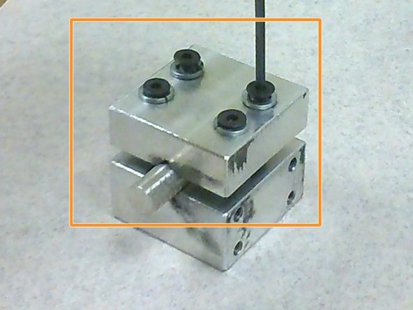 If the sample is short and does not fill up the entire groove of the sample holder, ensure that the remaining screws are tightened to at least the same distance as that of the first two screws.