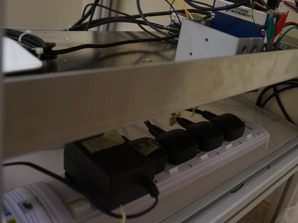 The multiple power plugs from the tribometer are linked to one another using an extension cord. Simply turn on the power supply to the extension cord to turn on all the power plugs.