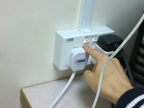 The multiple power plugs from the tribometer are linked to one another using an extension cord. Simply turn on the power supply to the extension cord to turn on all the power plugs.