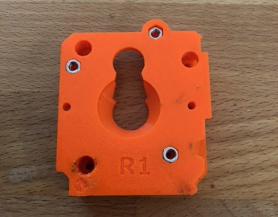 Insert 3 x M3n nuts into the extruder back.