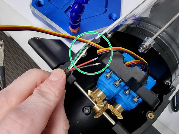 Cut the cable of the 6 pin cobalt to length and the wires of one of the servos.