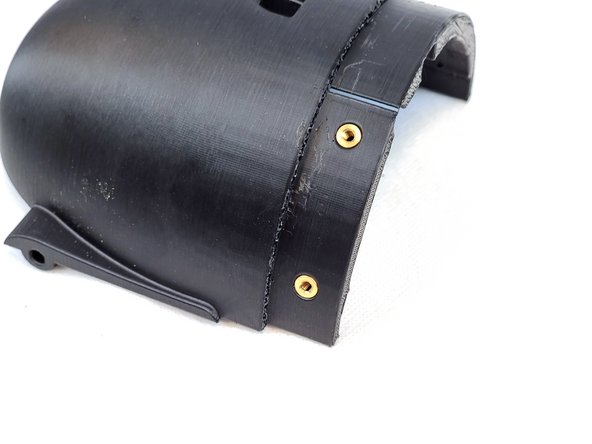 There are 4 inserts to be inserted on the bottom. These are to screw the cap to the bottom hull.