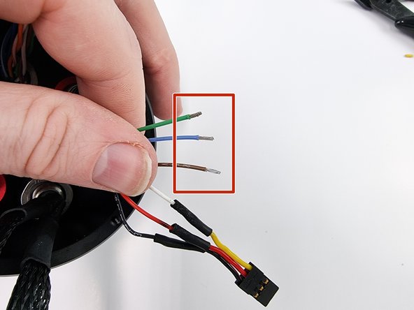 Next we can solder the connector for the other servo.