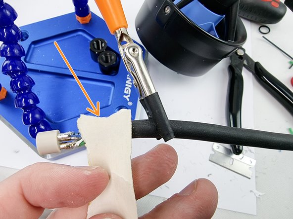 Abrade the last 3 cm of the cable jacket with sandpaper and clean with acetone to prepare it for potting. From this point on, be careful to keep this part of the cable jacket clean.