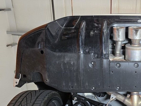 Push the diffuser over the mounting hooks as shown to hang it from the rear bumper