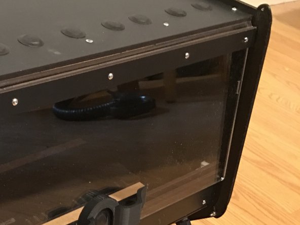 The flanged edge of the prop goes on the side closest to the side panel and lays on top of the side panel edge when not in use.