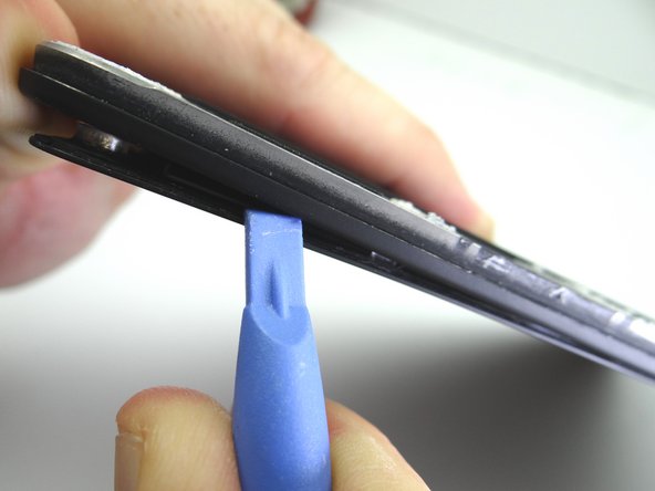 Picture 3: Insert a blue pry tool along the top edge between the display assembly and rear case.
