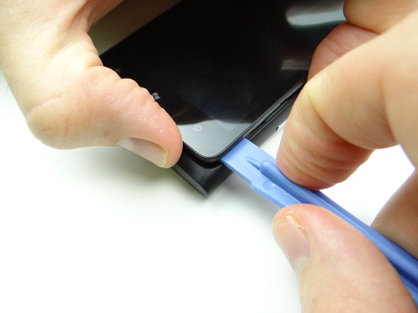 Pinch the edges of the display as shown to avoid cuts if the screen is cracked.
