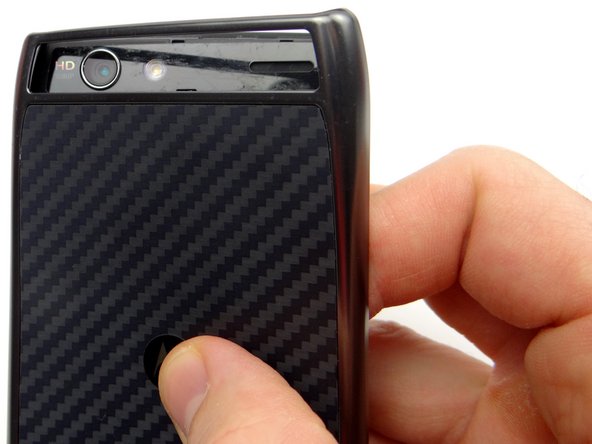 Picture 2: Use your fingers to gently peel the battery cover from the phone.