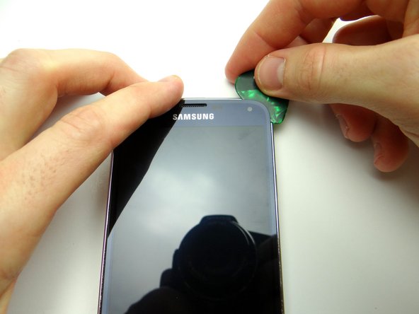 Picture 1: Heat the upper-right corner of the phone with low-level 100° Celsius heat for 60 seconds to loosen the adhesive.