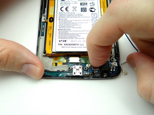 Picture 3: Connect the two antenna cables highlighted in the red squares.