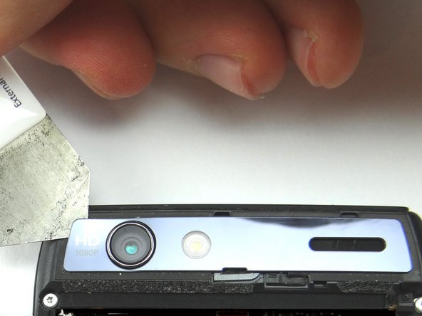 Picture 2: Wedge the iSesamo under the upper-left corner of the rear camera trim.