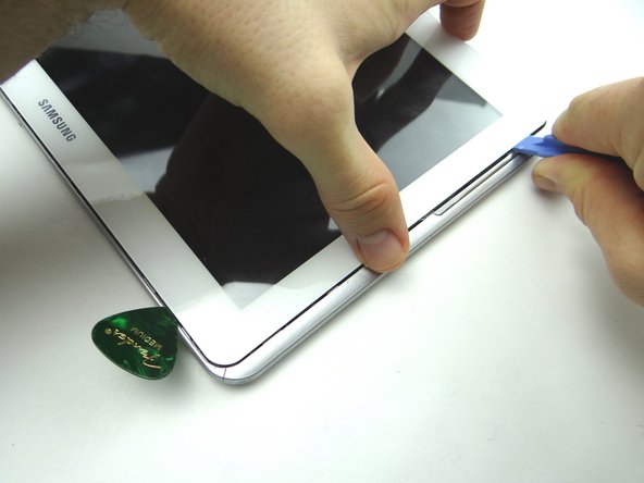 Picture 3: Create just enough space to hold the front panel just above the rear case with your fingers.