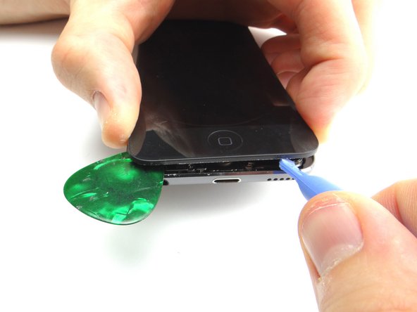 Using the blue pry tool, work your way around the perimeter of the iPod prying up as you go.