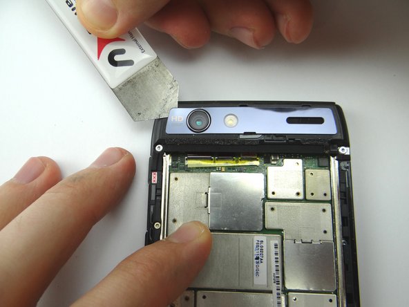 Picture 2: Wedge the iSesamo under the upper-left corner of the rear camera trim.