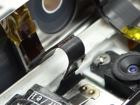 Picture 1: Make sure the digitizer cable folds into a 'Z' shape when closing the iPod.